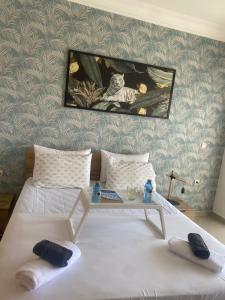 艾西拉lovely and chic Appartment in asilah marina golf的一间卧室配有一张桌子和一张床铺