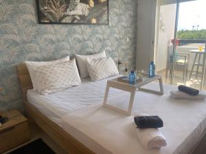艾西拉lovely and chic Appartment in asilah marina golf的一间卧室配有一张桌子和一张床铺