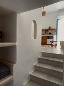 纳克索乔拉BLUE IN NAXOS的通往客厅和厨房的楼梯