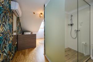 松博特海伊ROOMS的带淋浴的浴室和玻璃门