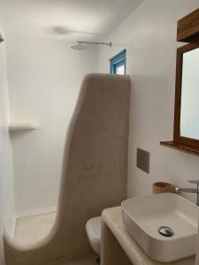 纳克索乔拉BLUE IN NAXOS的一间带水槽和卫生间的浴室