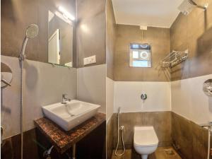 巴加Amazing 2BHK Apartment Near Baga Beach By Stay Over Home的一间带水槽和卫生间的浴室