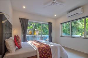 巴加Amazing 2BHK Apartment Near Baga Beach By Stay Over Home的一间卧室设有一张床和一个大窗户