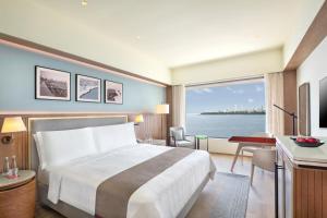 孟买纳瑞曼区三叉酒店 的酒店客房设有一张床和一个大窗户