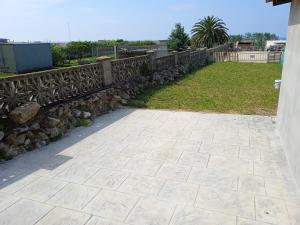 桑坦德Casa San Miguel 93 santander的石头庭院设有围栏和庭院