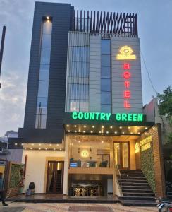 巴雷利Country Green Hotel & Banquet的一座有读取乡村绿色标志的建筑