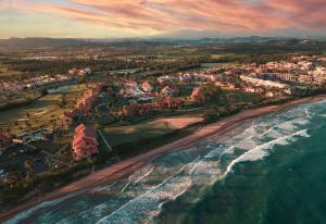 乌马考Wyndham Palmas Beach and Golf Boutique Resort的享有海滩和海洋的空中景致