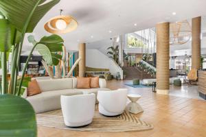 乌马考Wyndham Palmas Beach and Golf Boutique Resort的带沙发和一些植物的客厅