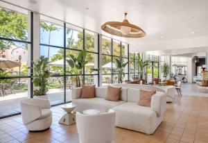乌马考Wyndham Palmas Beach and Golf Boutique Resort的带沙发、椅子和窗户的客厅