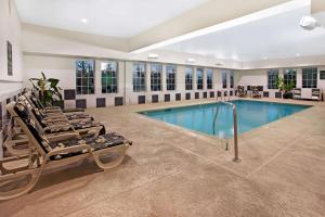 Pawcatuck斯通宁顿神秘区拉昆塔酒店的一个带躺椅的游泳池和一个游泳池