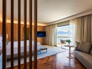 里约热内卢Fairmont Rio de Janeiro Copacabana的酒店客房,配有床和沙发