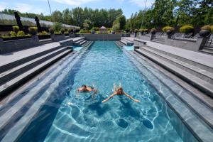 阿姆斯特丹Hotel & Wellness Zuiver的两人在游泳池游泳