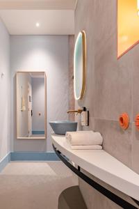 吕伐登Hotel Vie Via - Just a room的一间带水槽和镜子的浴室