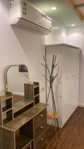 欧拉الجوهرة Diamond plus的客房设有带镜子的书桌和风扇。