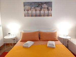科森扎Casa Cenzina的一间卧室配有黄色的床和两张桌子