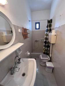 伊奥斯乔拉Project Town的一间带水槽、卫生间和镜子的浴室
