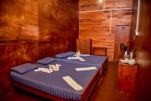 代尼耶耶Rainforest View Hostal And Rainforest Tours的一间卧室配有一张两人床