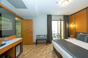 伊斯坦布尔Freya Hotel的配有一张床和一把椅子的酒店客房