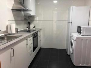 巴尔巴特Camarote 303的白色的厨房配有水槽和冰箱