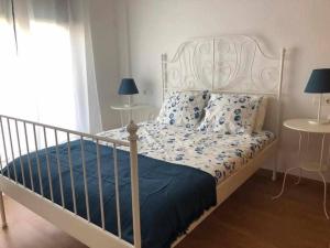 巴尔巴特Camarote 303的卧室配有白色床和蓝色棉被