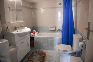 AnomeriáPerfetto Country House - Myrtos View的带浴缸、卫生间和盥洗盆的浴室