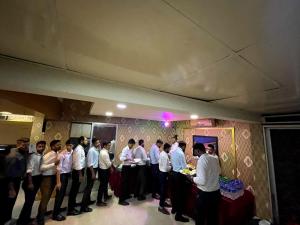 达卡Hotel Milina Uttara的一群男人站在一个房间里排成一排的
