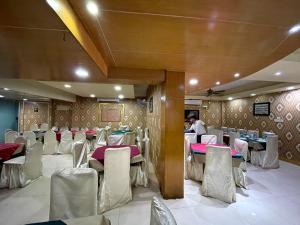 达卡Hotel Milina Uttara的宴会厅,配有桌椅