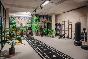 哈尔德韦克凡德瓦克酒店的一间种植了植物的健身房和壁画墙