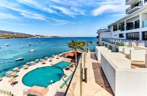 帕尔马诺瓦Leonardo Royal Hotel Mallorca的从酒店阳台可欣赏到海景