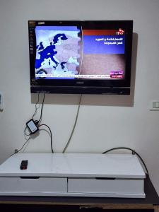 马特鲁港شقه الهاني的电视与控制器连接在墙上