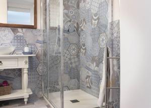 Casale AlxiCamera Astrid的浴室里设有玻璃门淋浴