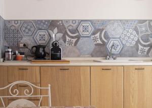 Casale AlxiCamera Astrid的厨房设有瓷砖墙台面