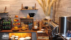埃森施马丁堡硕餐厅酒店的厨房配有带食物的柜台