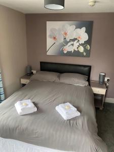 兰德林多德威尔斯Hampton Hotel & restaurant的一间卧室配有一张床,上面有两条毛巾