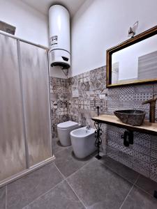 博洛尼亚La Ca' Pezzana Affittaly Apartments的带淋浴、盥洗盆和卫生间的浴室