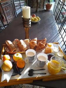 Saint-Germain-lès-Arlaychambre du jura的桌上的面包和其他食物托盘