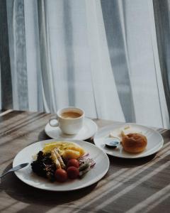 台中市富盛商旅的餐桌,带两盘食物和一杯咖啡的桌子