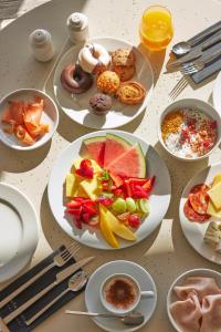 马翁加泰罗尼亚港瞭望台酒店的一张桌子,上面放着食物盘
