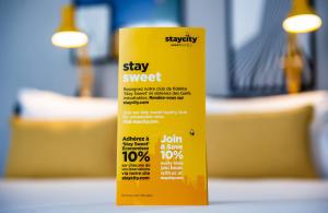 波尔多Staycity Aparthotels Bordeaux City Centre的坐在桌子上的黄色发棒