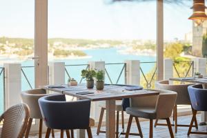 马翁加泰罗尼亚港瞭望台酒店的一张桌子和椅子,享有水景
