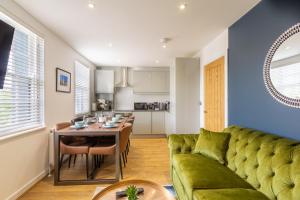 布莱顿霍夫Albion at the Level - 2 BD Flat的客厅配有绿色沙发和桌子