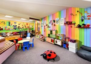 迪马诺卡多林纳利普托夫酒店的一间儿童房,配有色彩缤纷的彩虹墙