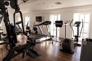 阿克套Chagala Aktau Hotel的健身房,配有跑步机和健身器材