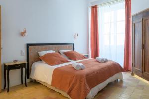 罗什莫尔La Tour Des Remparts的一间卧室配有一张床,上面有两条毛巾