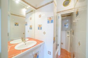 罗什莫尔La Tour Des Remparts的一间带水槽和淋浴的浴室