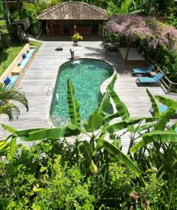 托兰克索普萨达博斯克酒店的一个带木甲板的庭院内的游泳池