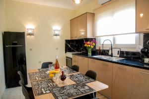 古卡斯特隆Comfort House Mimosa 1的厨房配有桌椅和水槽