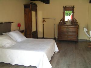 蒙卡雷阿勒奥利维尔住宿加早餐旅馆的一间卧室配有一张床、梳妆台和镜子