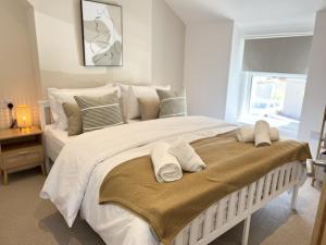 兰迪德诺2 Edward Street的卧室配有一张带枕头的大型白色床。