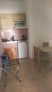 基莫洛斯岛Elzahed apartments bonaccia的小厨房配有桌子和桌椅